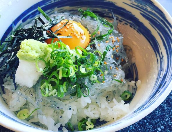 生しらす丼